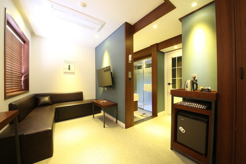 Brooks Hotel 40/50