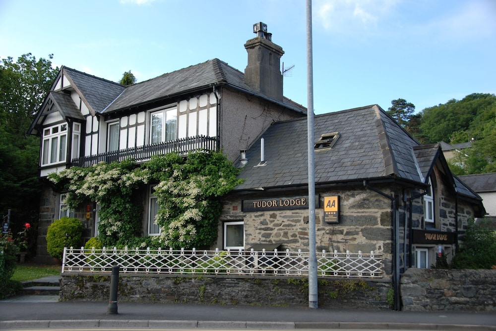 Tudor Lodge 4/32