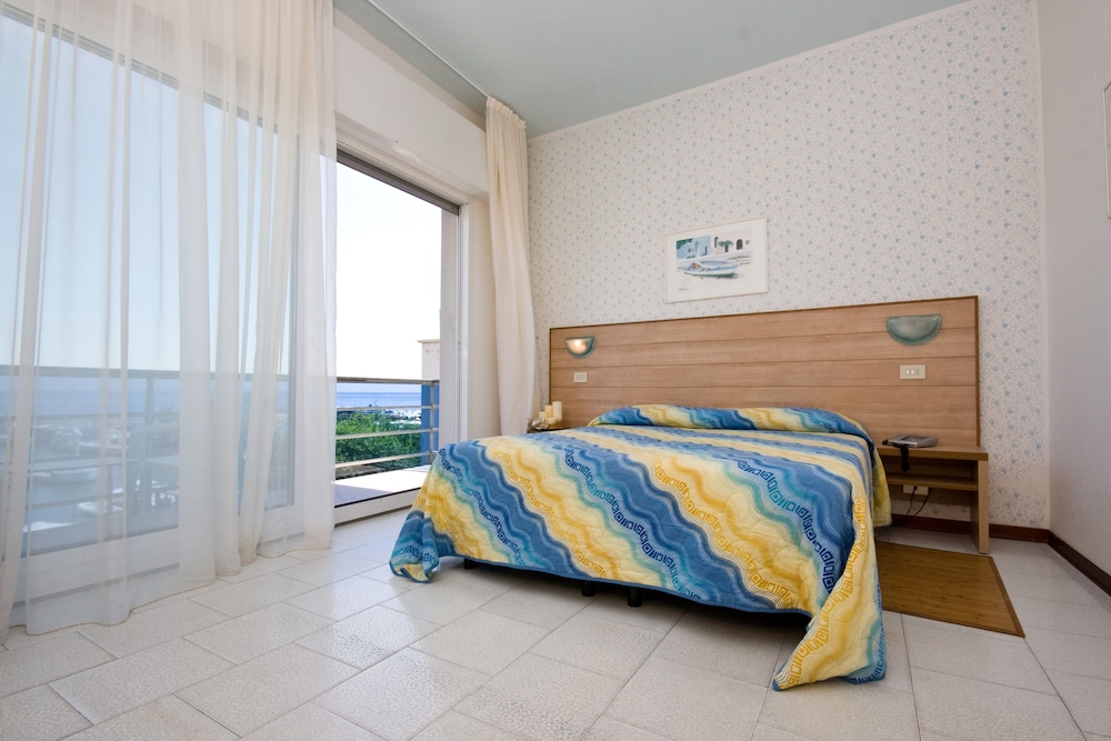 ROOM, DOUBLE OR TWIN BED