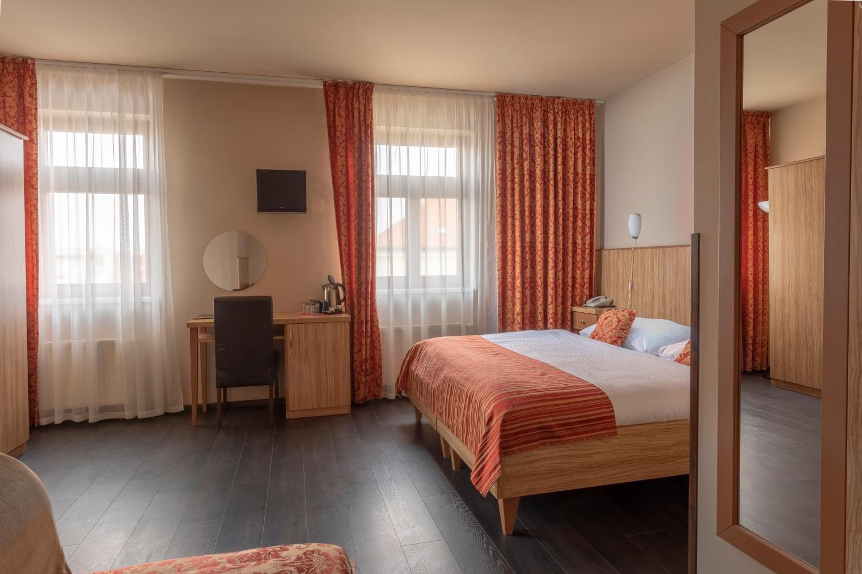 غرفة سوبيريور بسرير مزدوج مع سرير إضافي، Prague Centre Superior Hotel 2/3