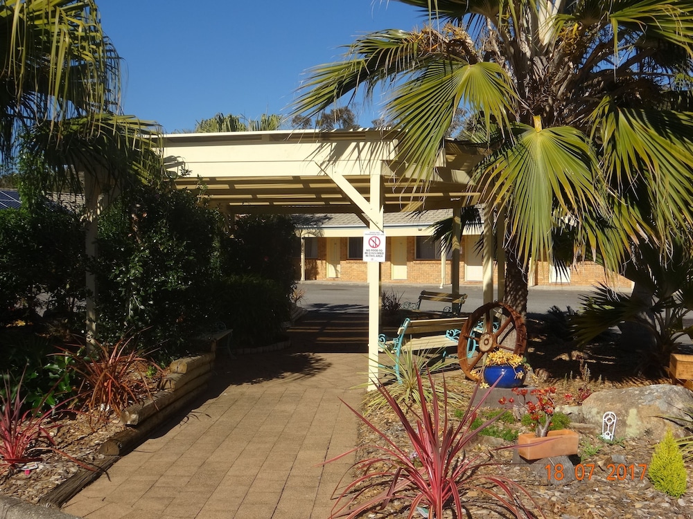 FORSTER PALMS MOTEL 8/50