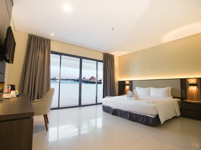 New Deluxe, Sea View