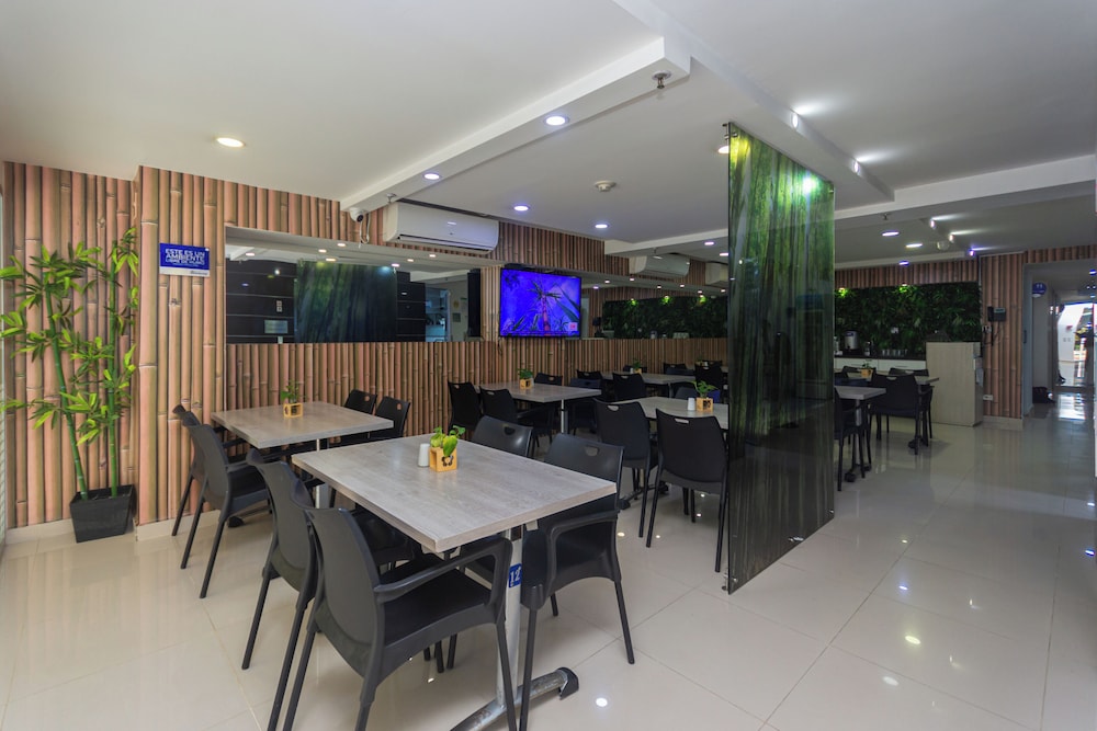 Hotel Laureles Plaza 50/63