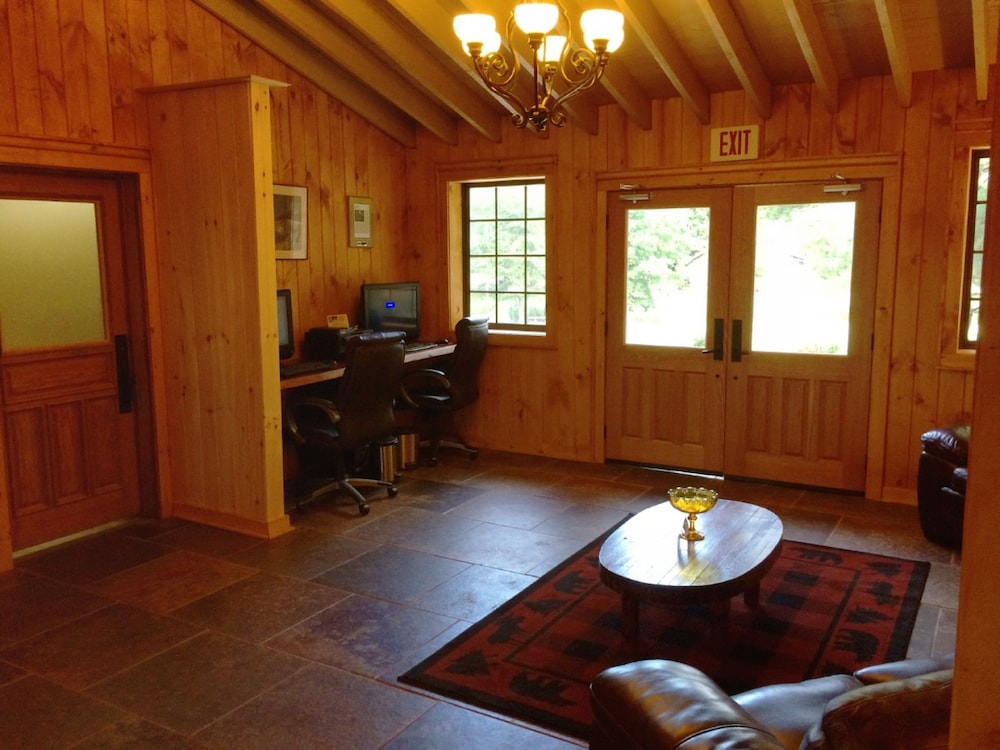 The Smokehouse Lodge and Cabins 38/75