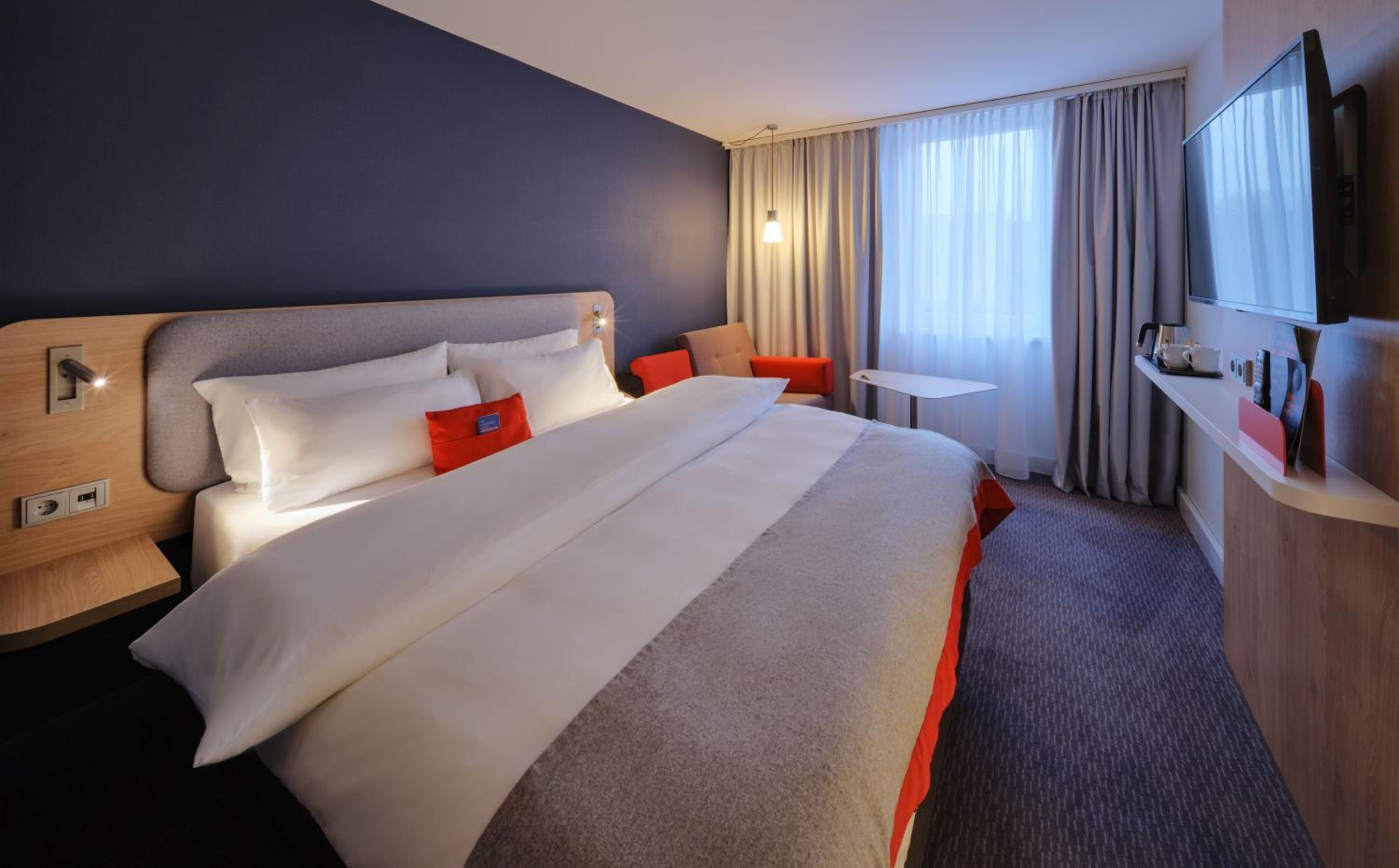 غرفة بسرير مزدوج مع أريكة، HOLIDAY INN EXPRESS FRANKFURT AIRPORT 4/6
