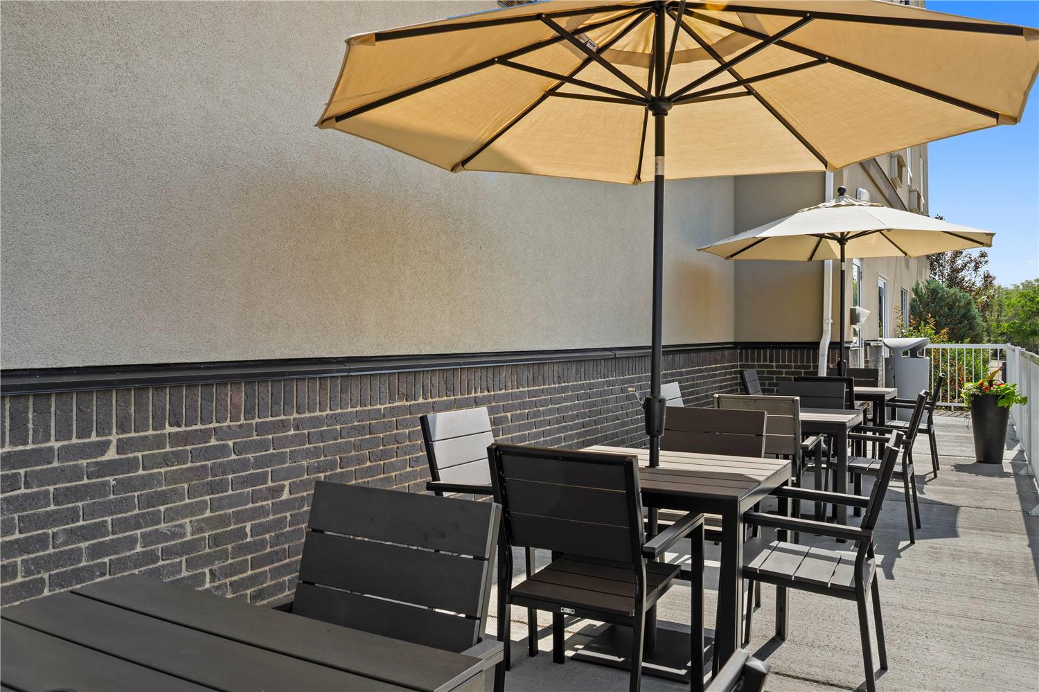 Ramada By Wyndham Drumheller Hotel & Suites 21/27