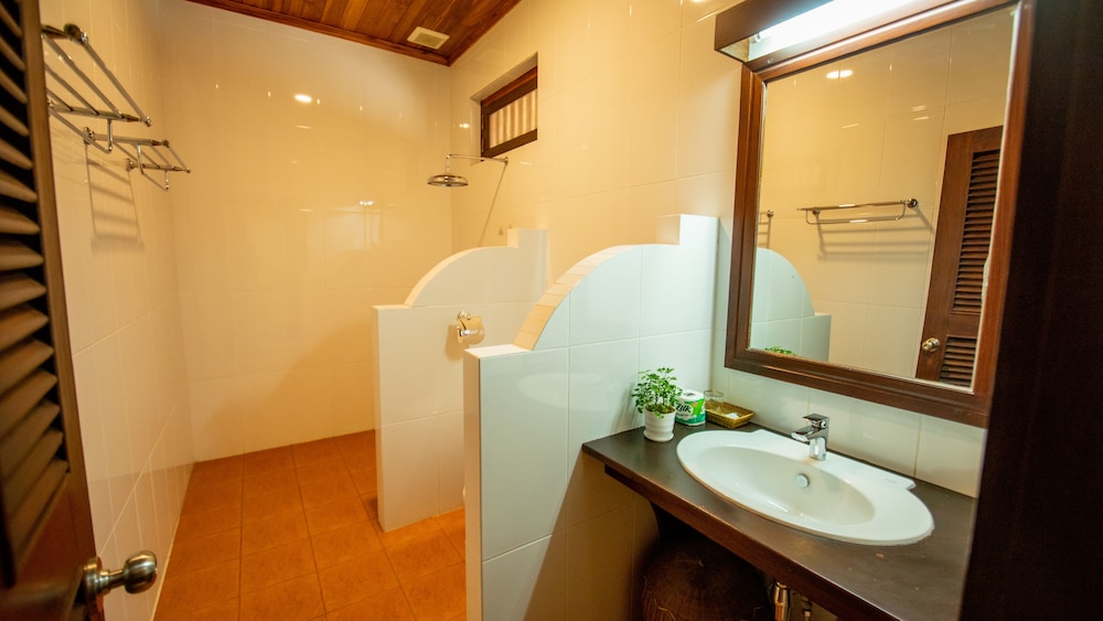 Treasure Hotel Laos 46/49
