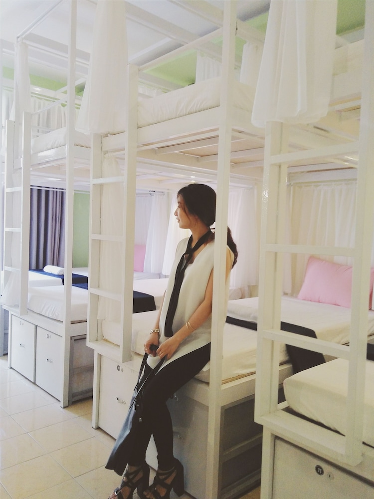 Amy Hostel Hue 42/65
