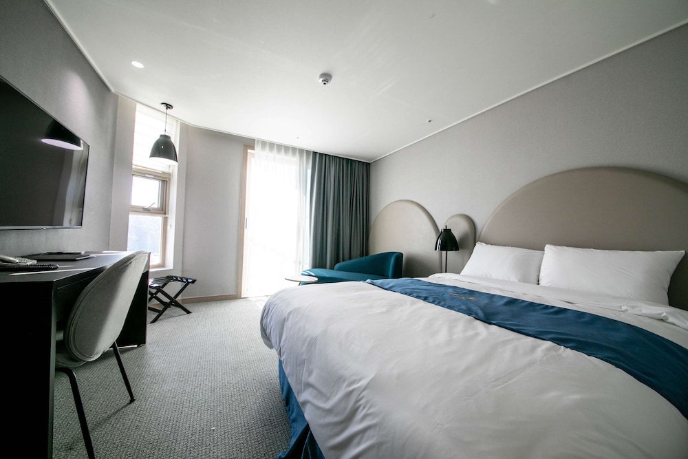 غرفة قياسية بسرير كوين، Golden Tulip Essential Namgang 6/8