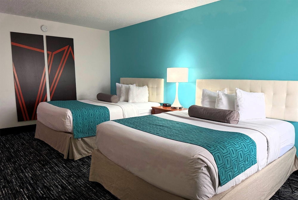 Howard Johnson By Wyndham Evansville East 10/36