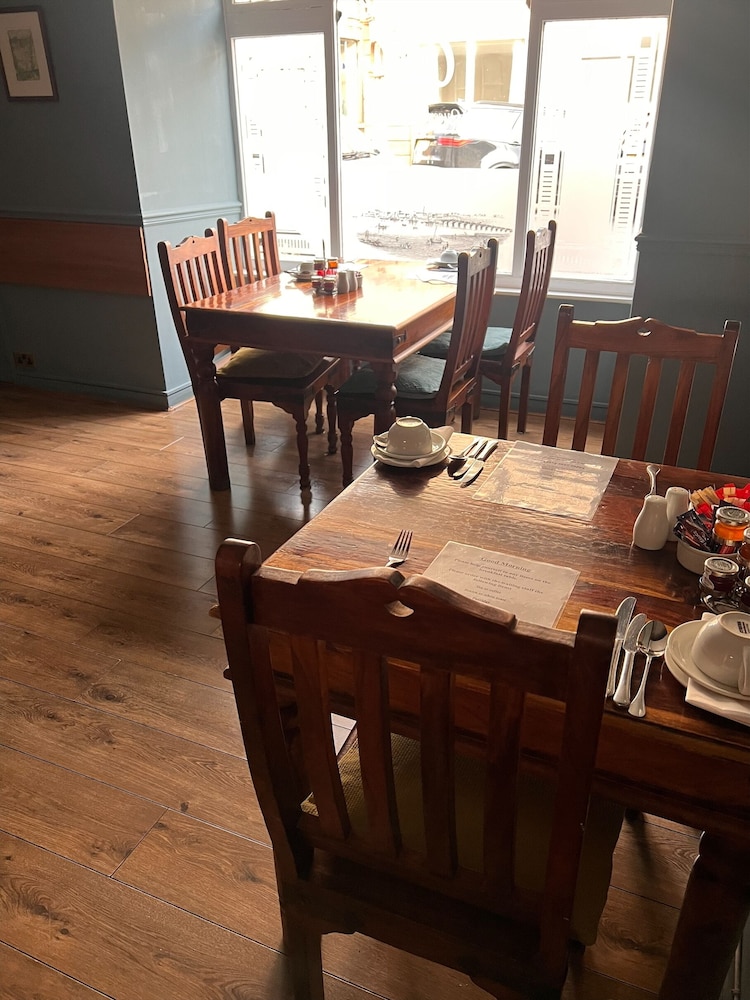 Queens Head Hotel 49/51