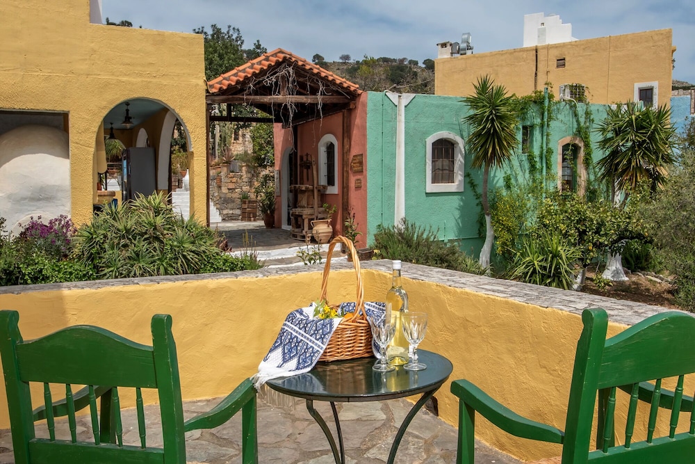Arolithos Traditional Cretan Village 37/50