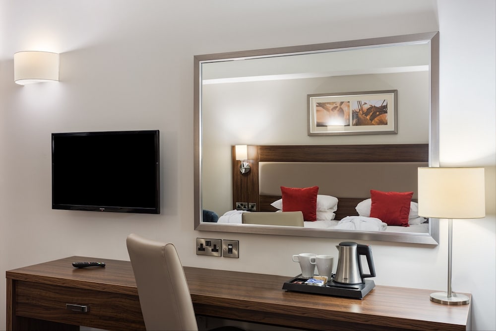 Heston Hyde Hotel 40/43