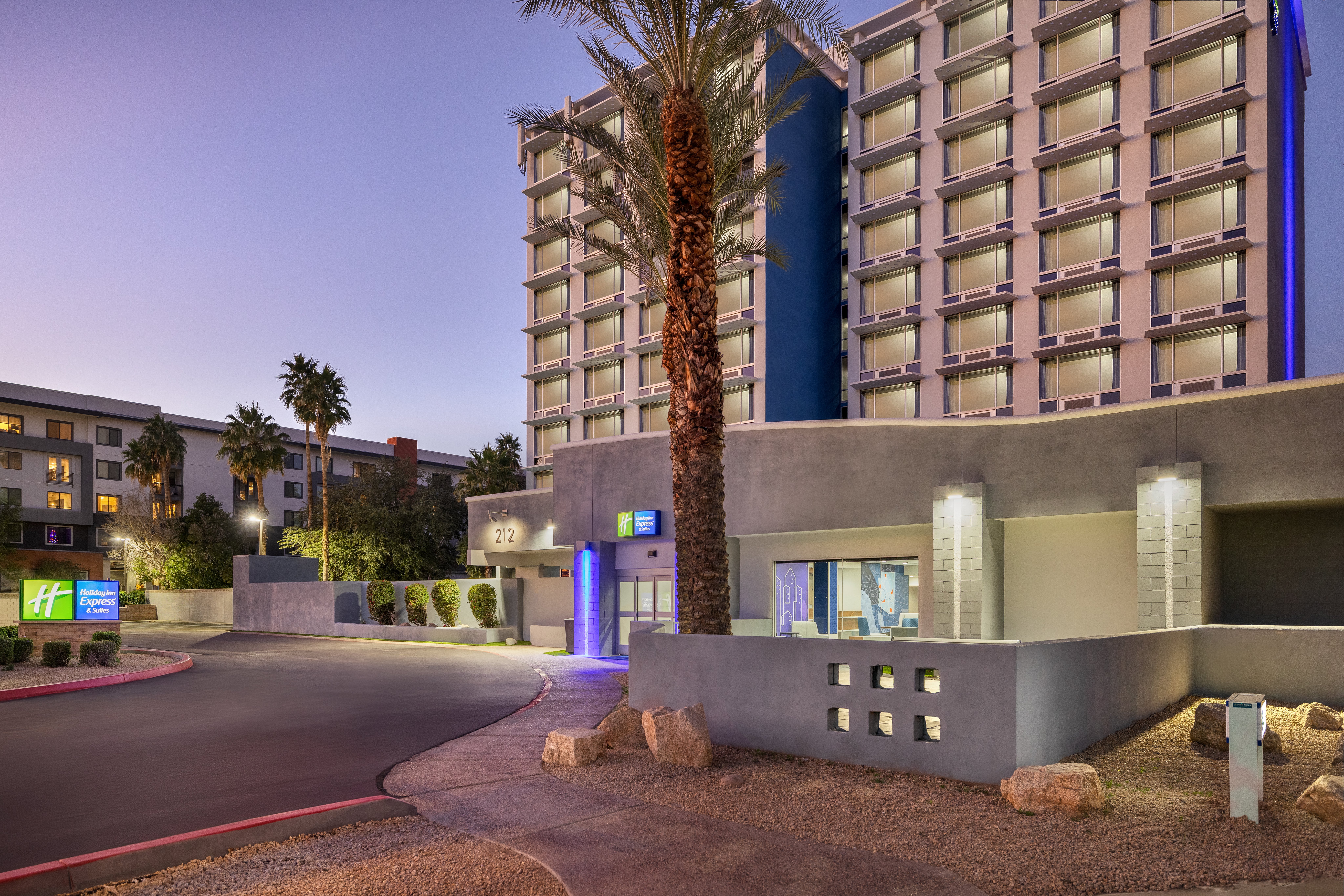Holiday Inn Express & Suites Phoenix - Midtown 47/54