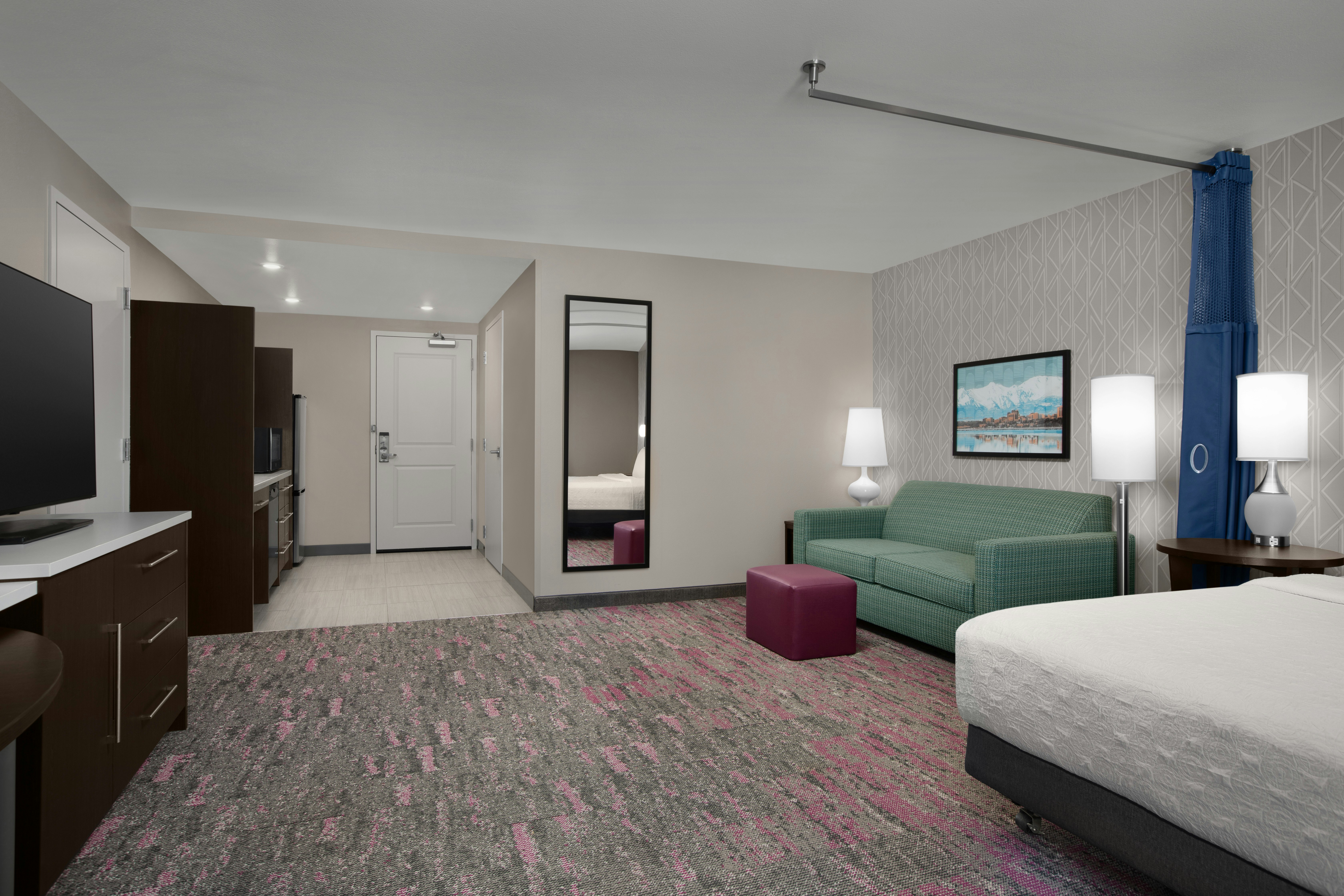 Studio, Queen Bed, Accessible