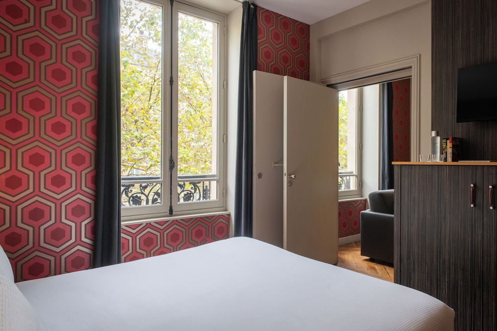 2 BEDROOMS, SUITE