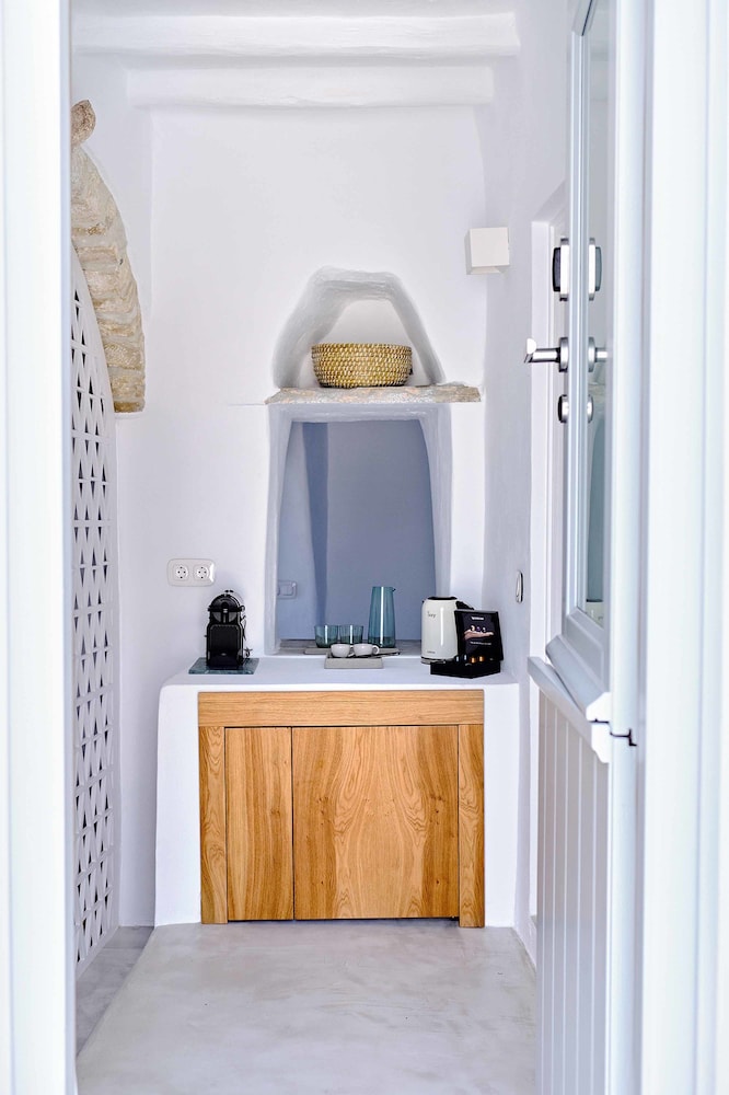 Living Theros Luxury Suites 6/50