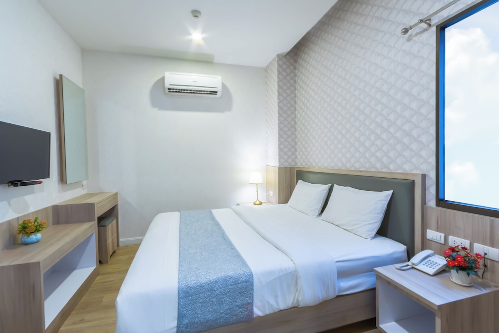 Leela Orchid Hotel 8/49
