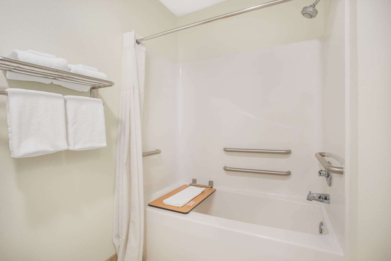 Super 8 by Wyndham Cedar Falls IA-University 19/19