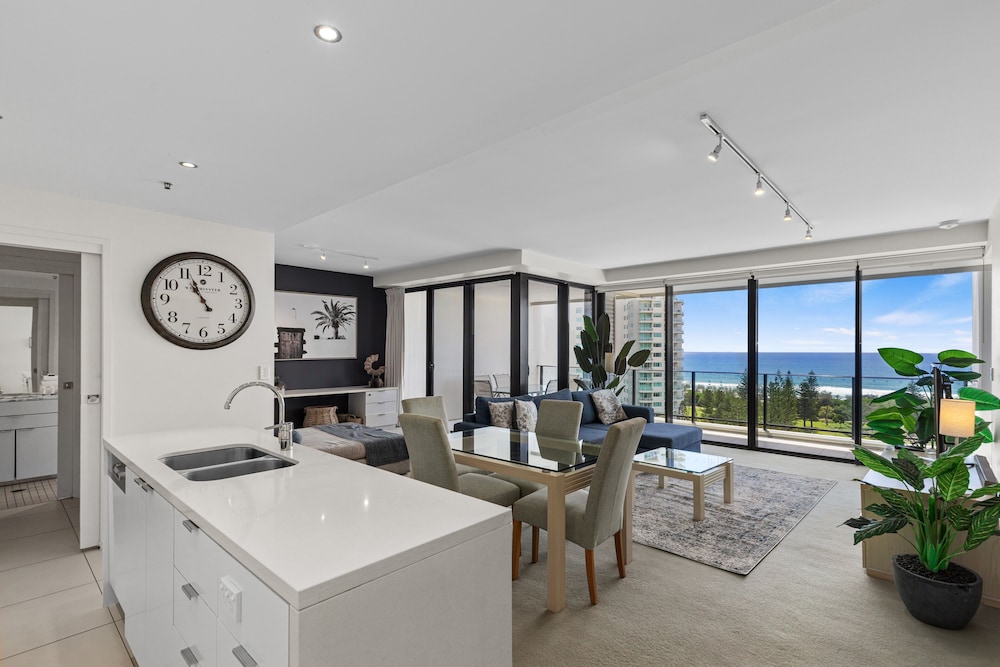 Ultra Broadbeach 8/72