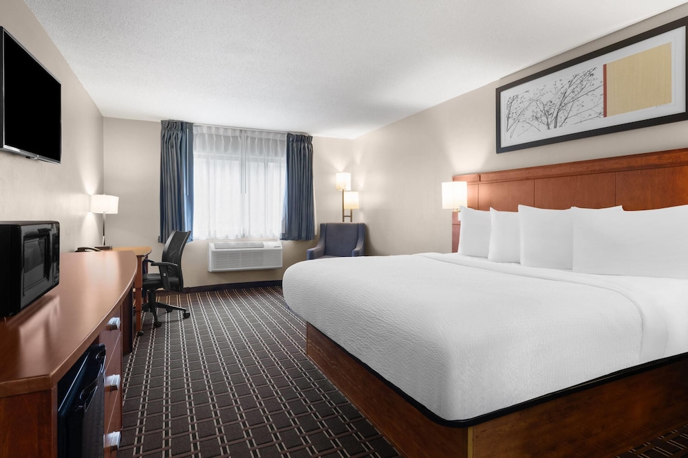 ROOM, KING BED