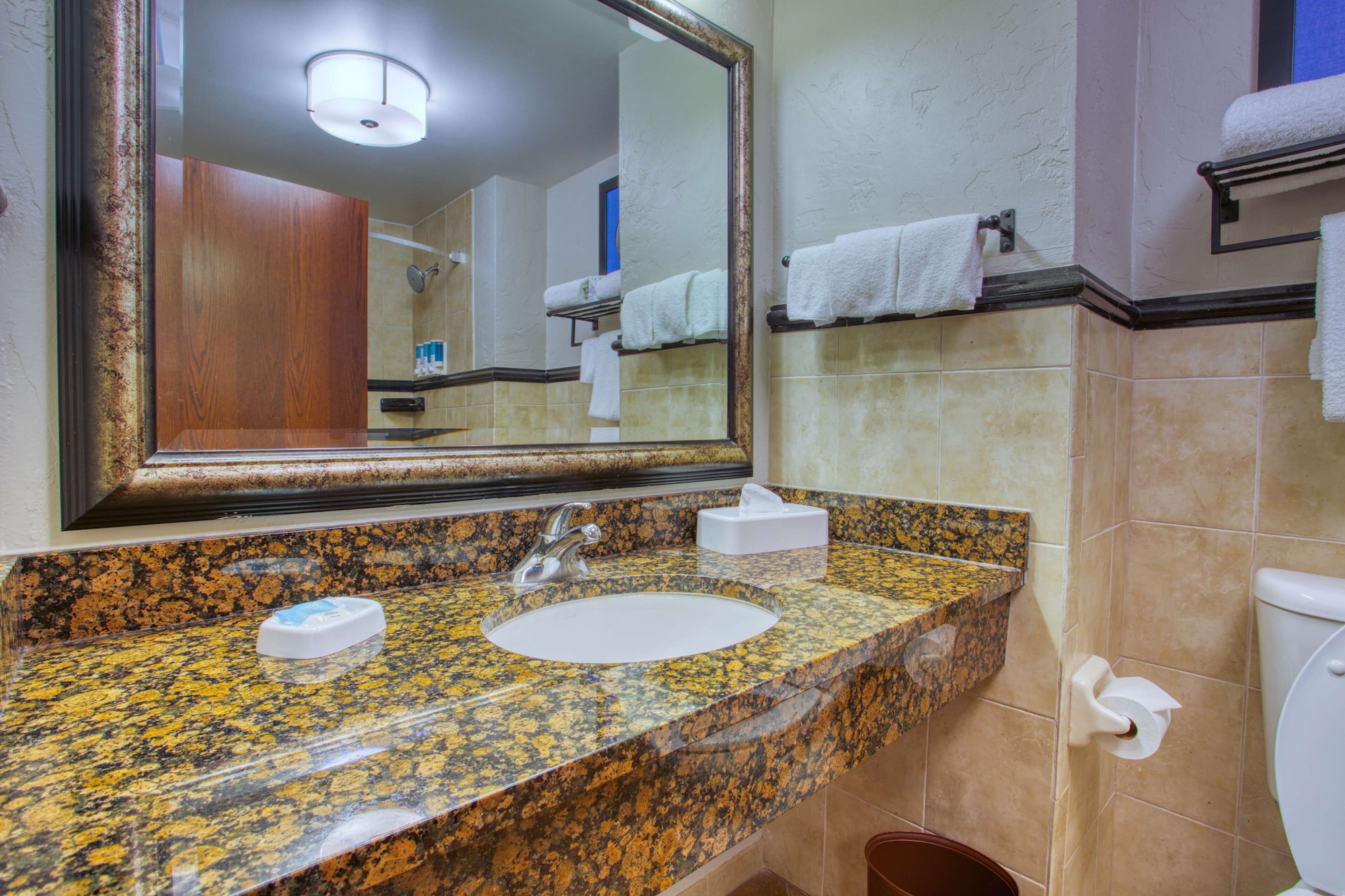 جناح بسرير كينج بغرفتين مع أريكة لذوي الإعاقة، Drury Inn & Suites Near La Cantera Parkway 6/7