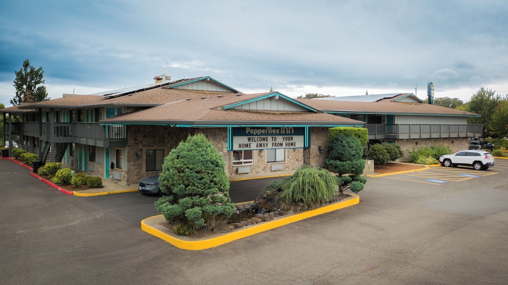 PepperTree Inn 61/67
