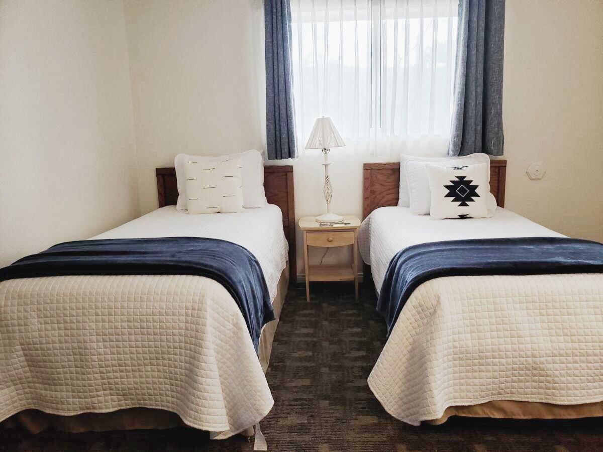 DELUXE, TWIN BEDS