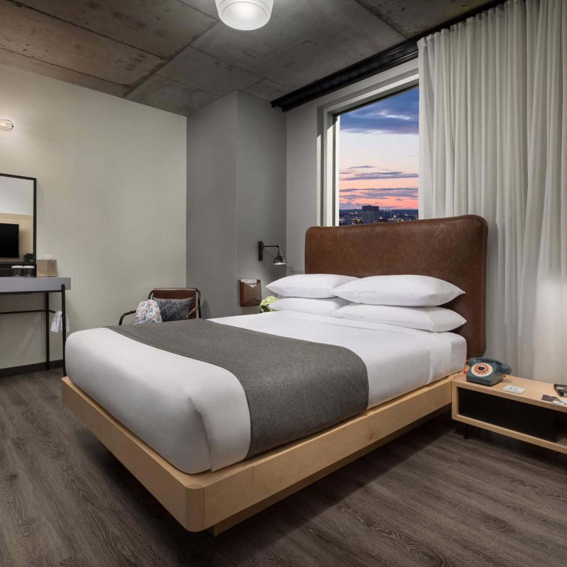 Backstage, Guest Room, Queen Bed