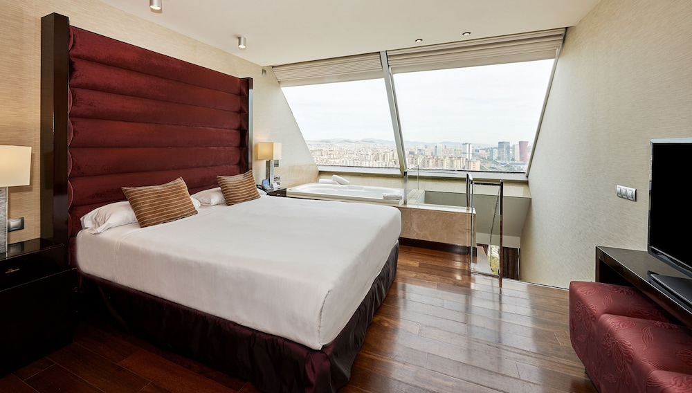 Hyatt Regency Barcelona Tower 27/82