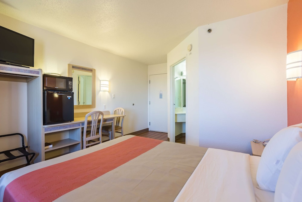 غرفة قياسية بسرير كوين، Motel6 Dale, IN 4/8