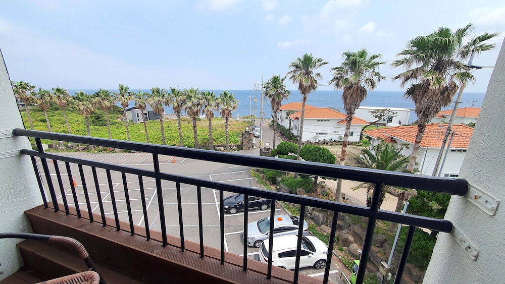 Sea Cliff Hotel Jeju 9/69