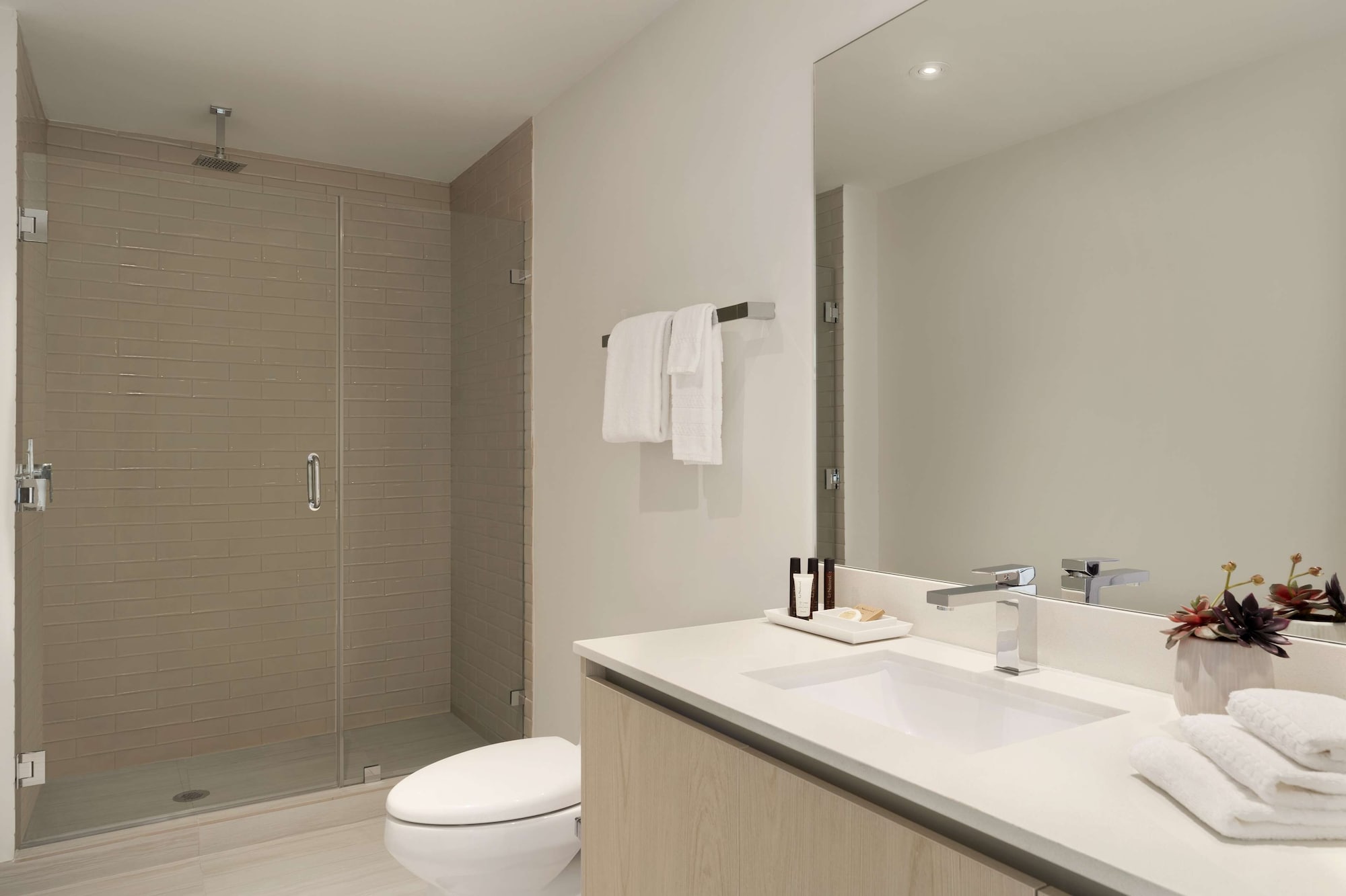 Suite, King Bed, 2 Double and Twin Beds, Corner، Hyde Beach House 6/8