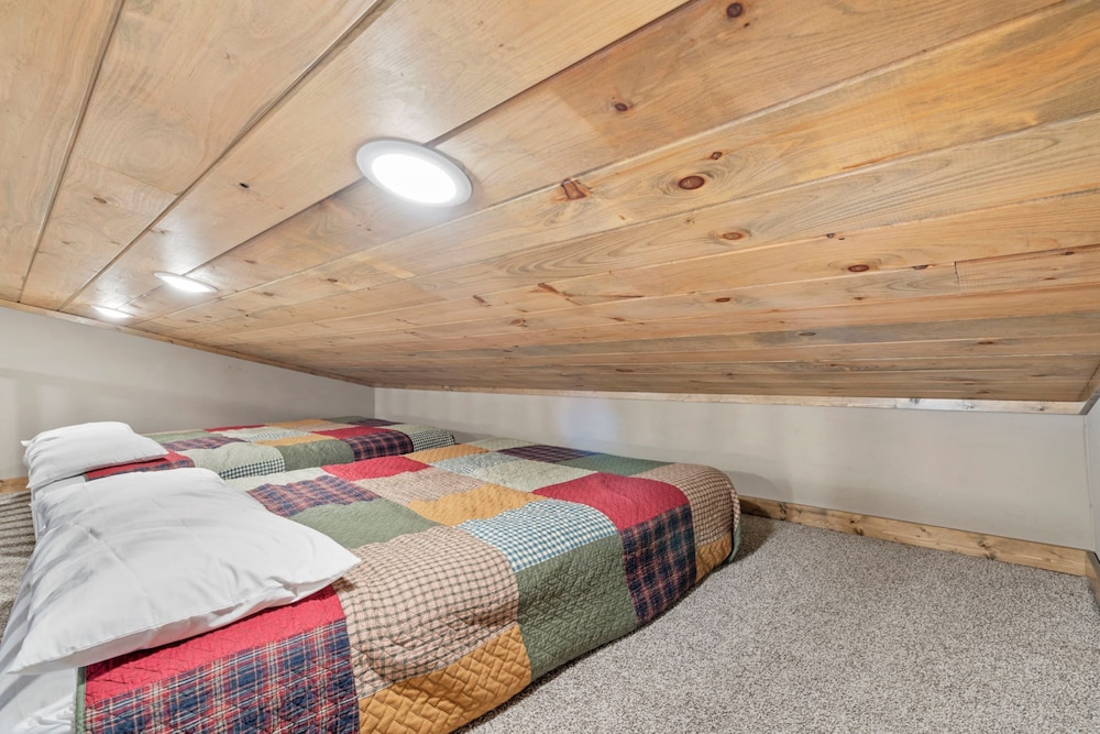 Indian Point Lodge Amp Condominiums 42/73