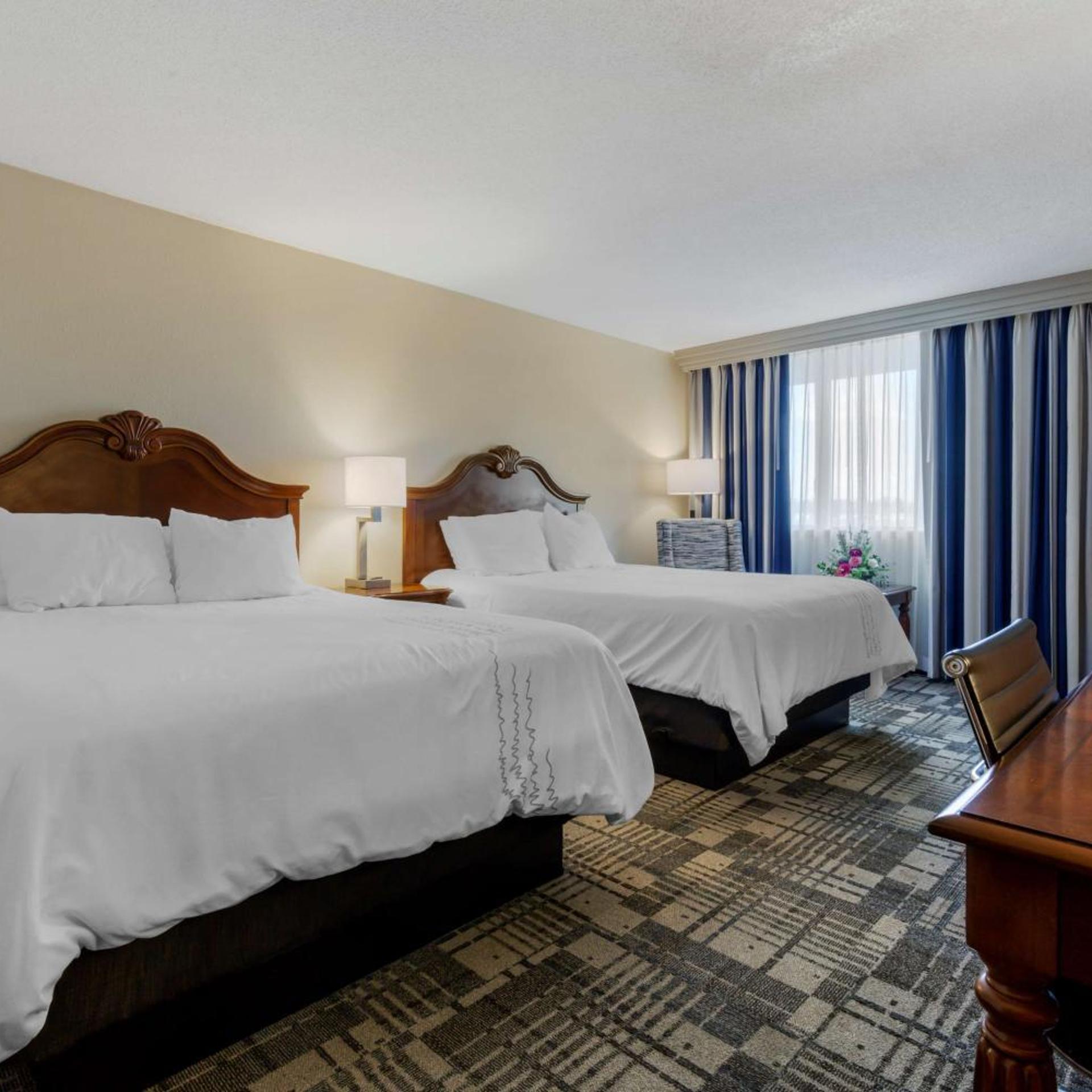 غرفة بسرير كوين، Best Western Plus Dubuque Hotel and Conference Center 2/2