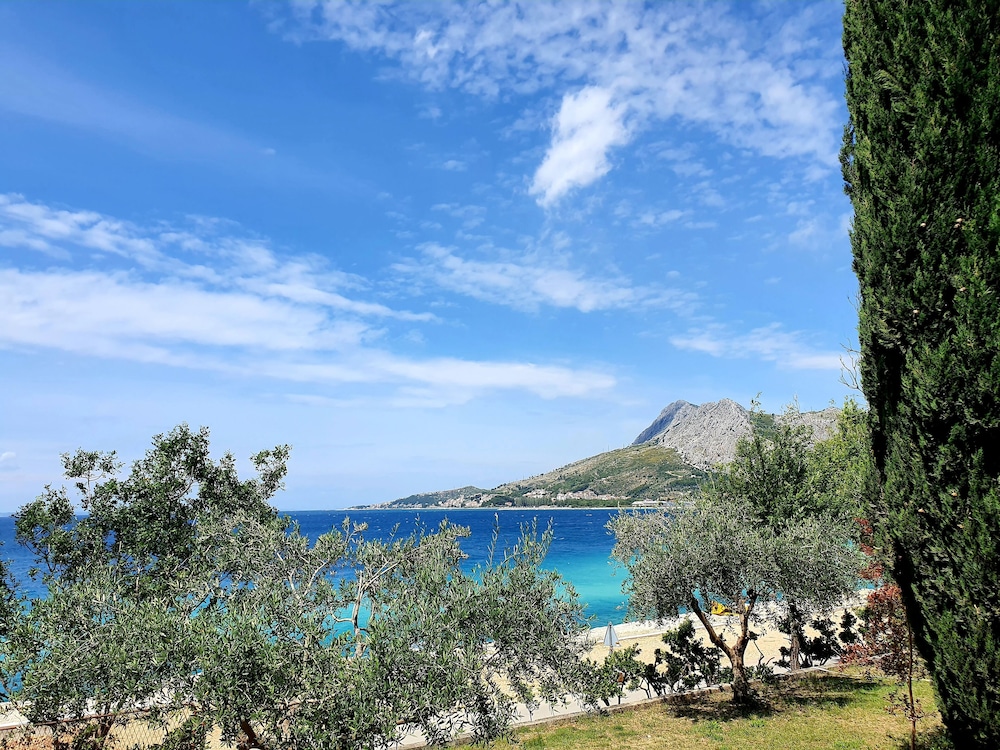 BRZET HOTEL OMIS 37/50