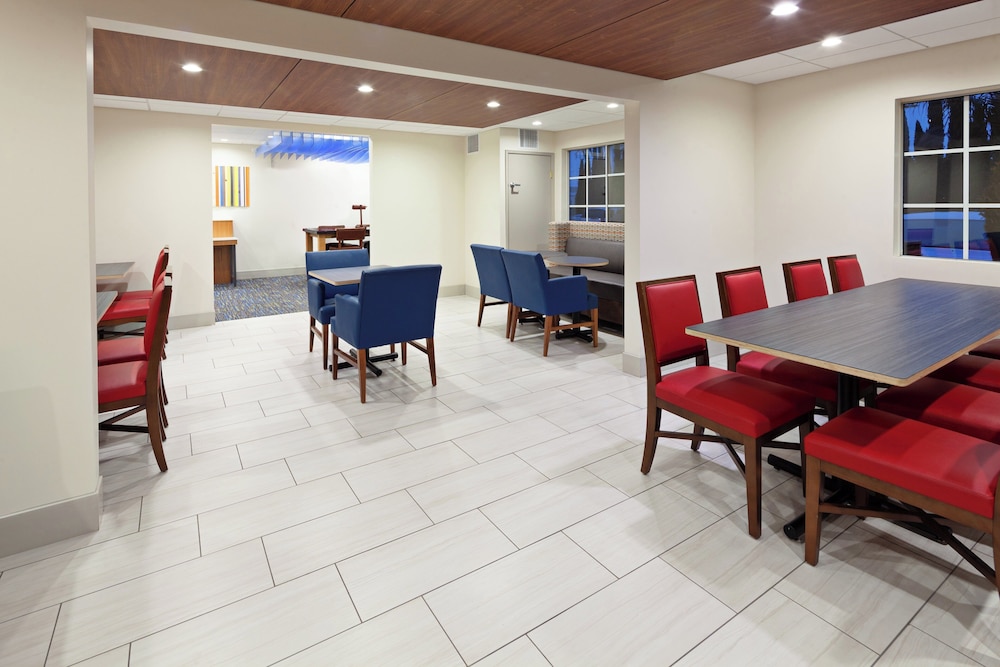 Holiday Inn Express & Suites San Diego-Escondido 47/68