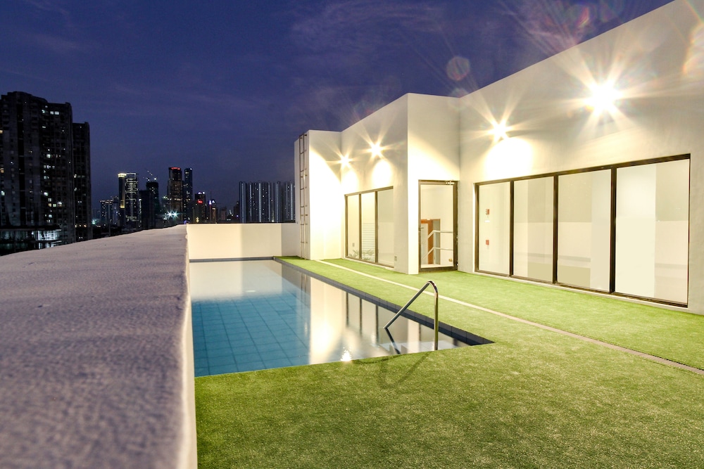 Privato Makati 35/41