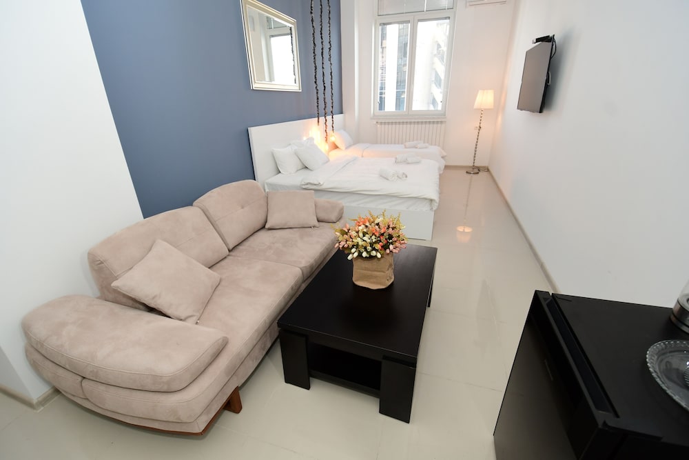 Maxela Apartments 39/50