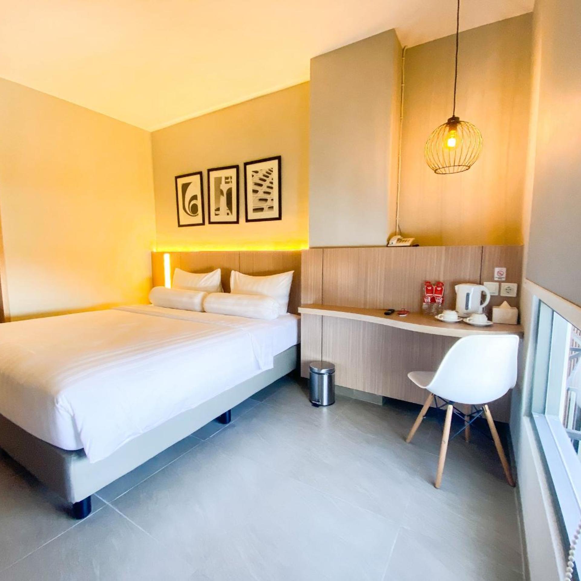 Front One King Hotel Tuban 23/68