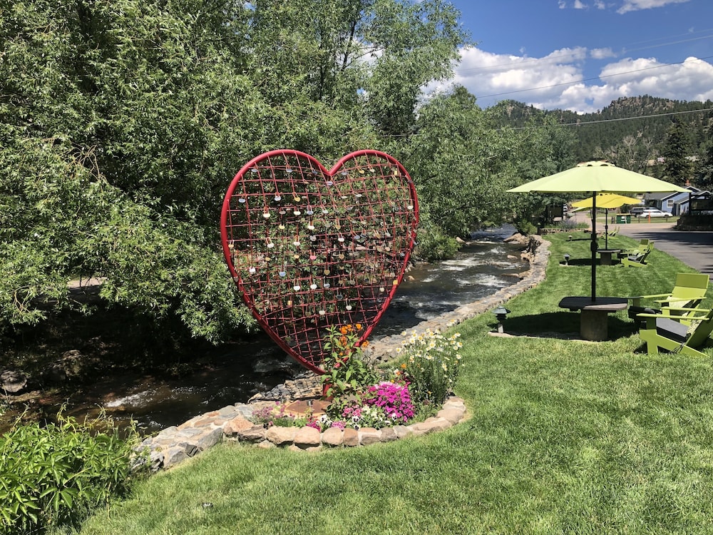 Highland Haven Creekside Inn 25/50