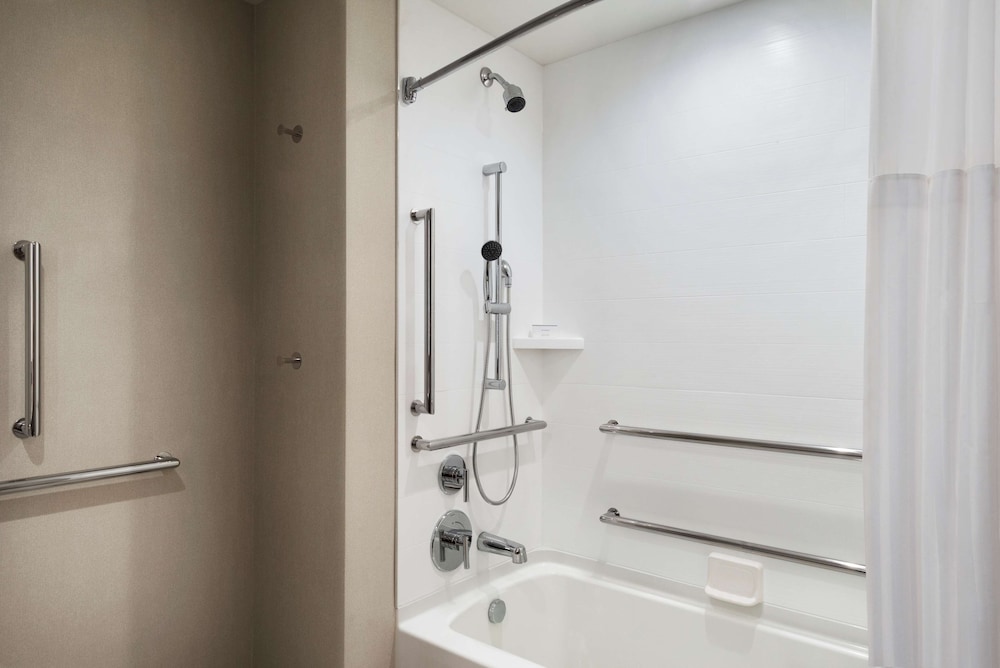 Hilton Garden Inn Milwaukee Brookfield Conference Center 12/60