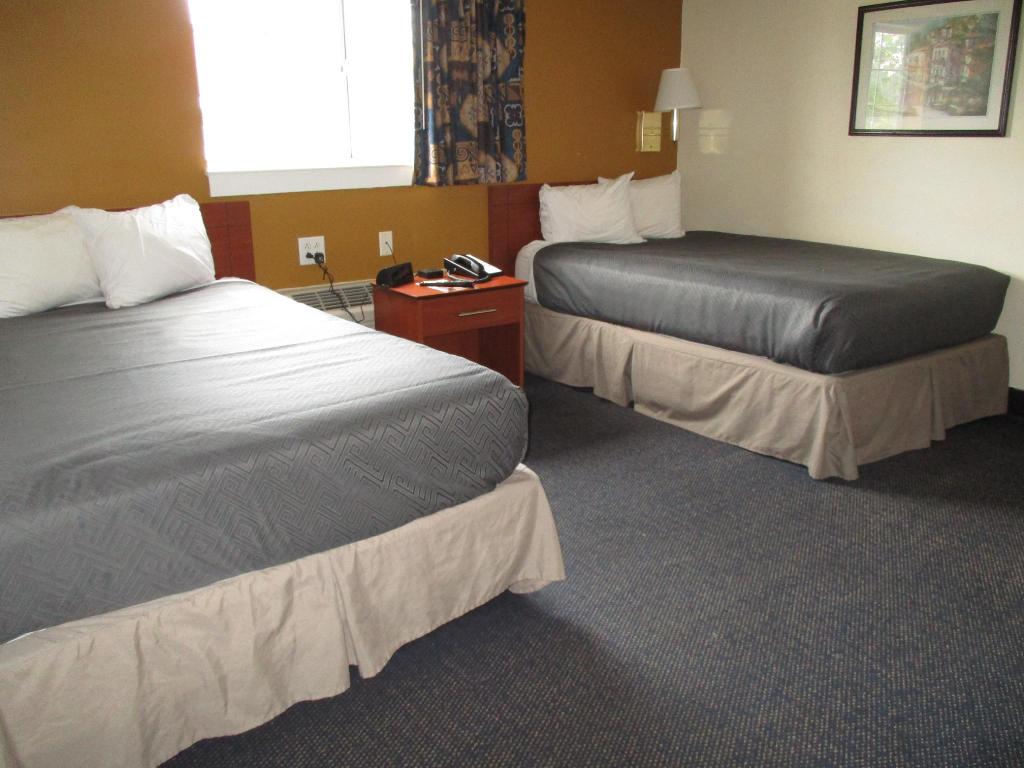 2 Full Beds - Non-Smoking, Kitchen
