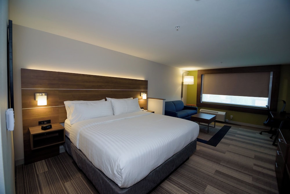 Standard, King Bed, Extra Floor Space