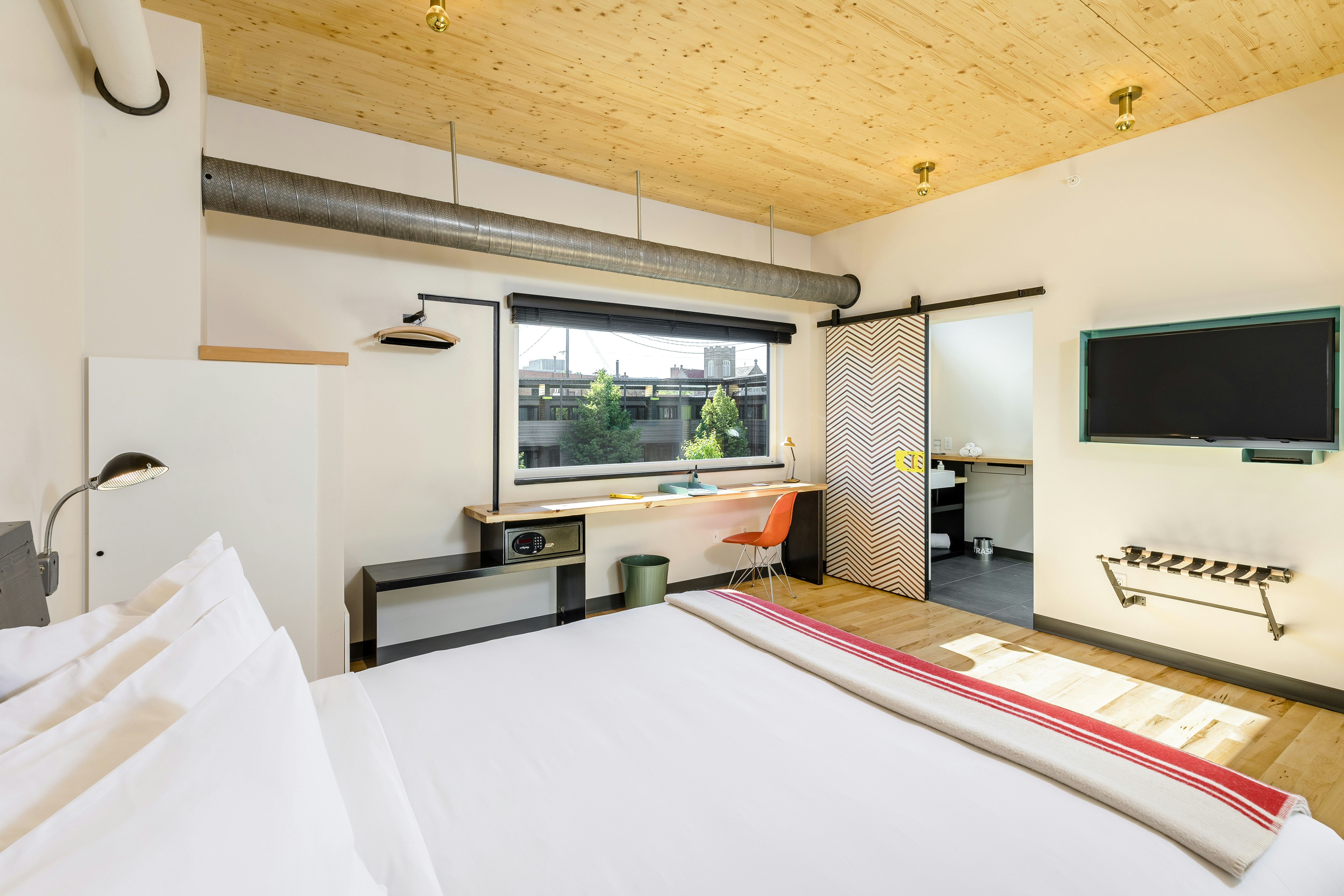 West, King Bed