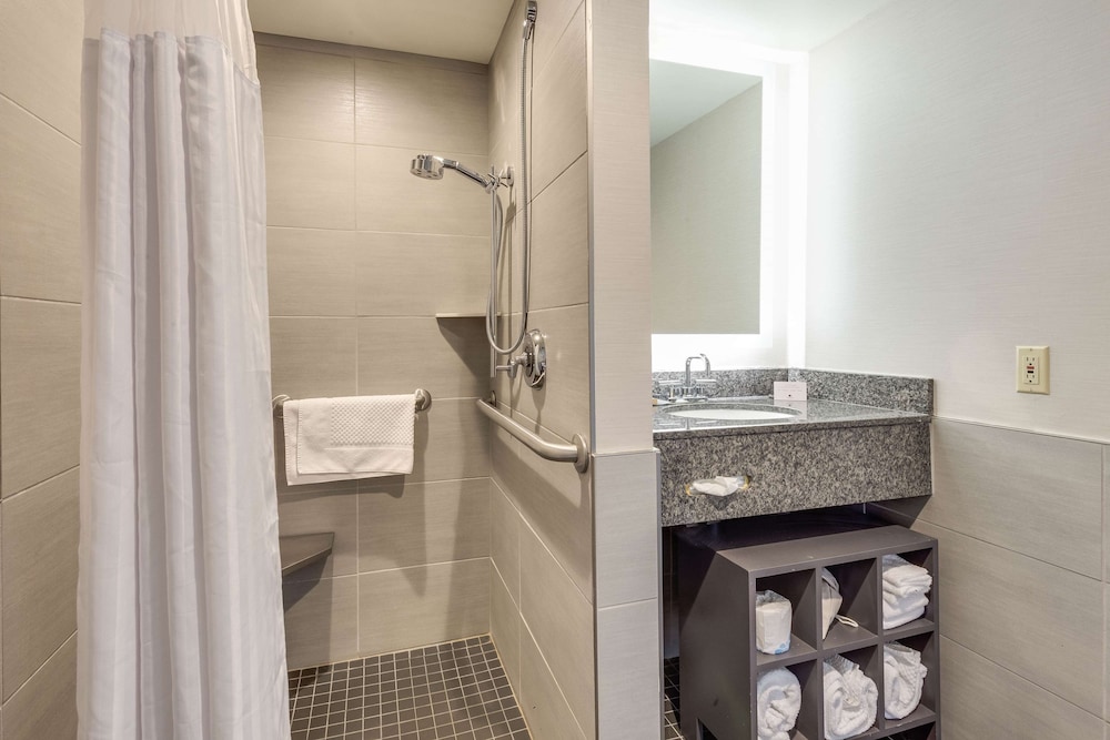 Doubletree by Hilton Hotel Racine Harbourwalk 39/79