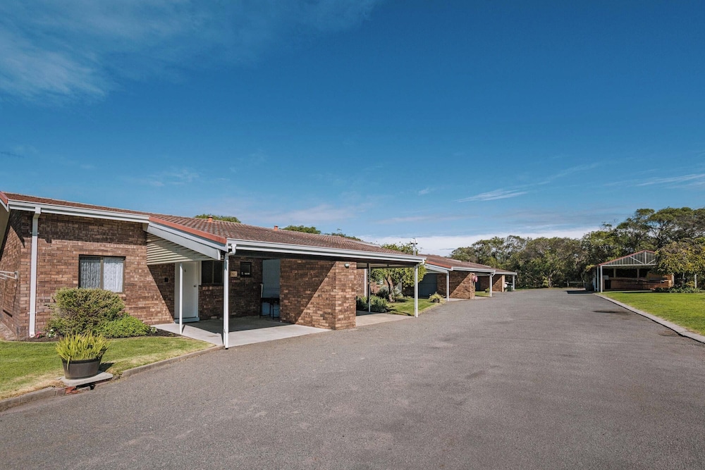 EMU BEACH CHALETS 27/35
