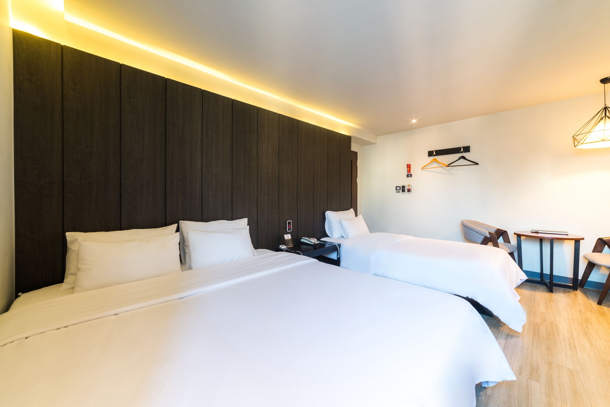 DELUXE, TWIN BEDS