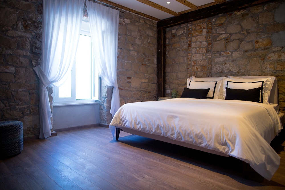 Hotel Osam 16/50