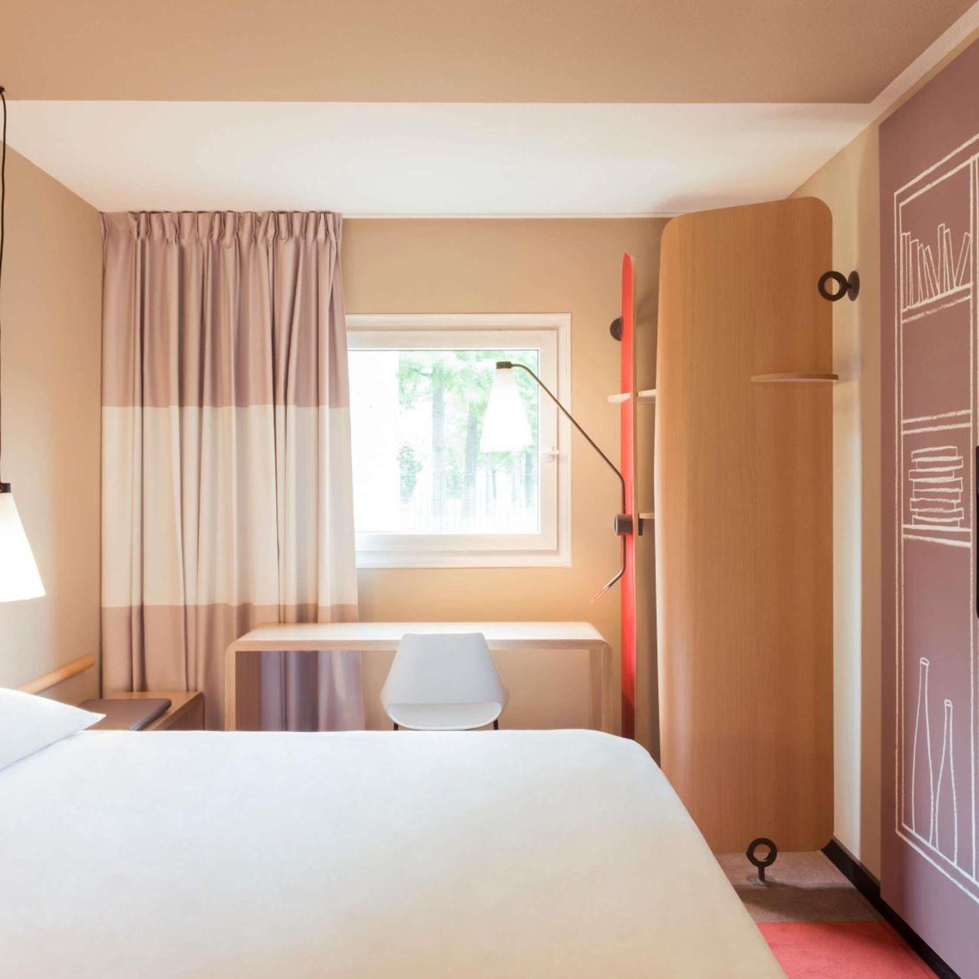 ROOM, DOUBLE BED
